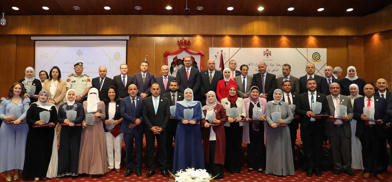 Winners of the Civil Service Bureau's 14th edition of the Ideal Employee Awards pose for a group photo (Petra photo)